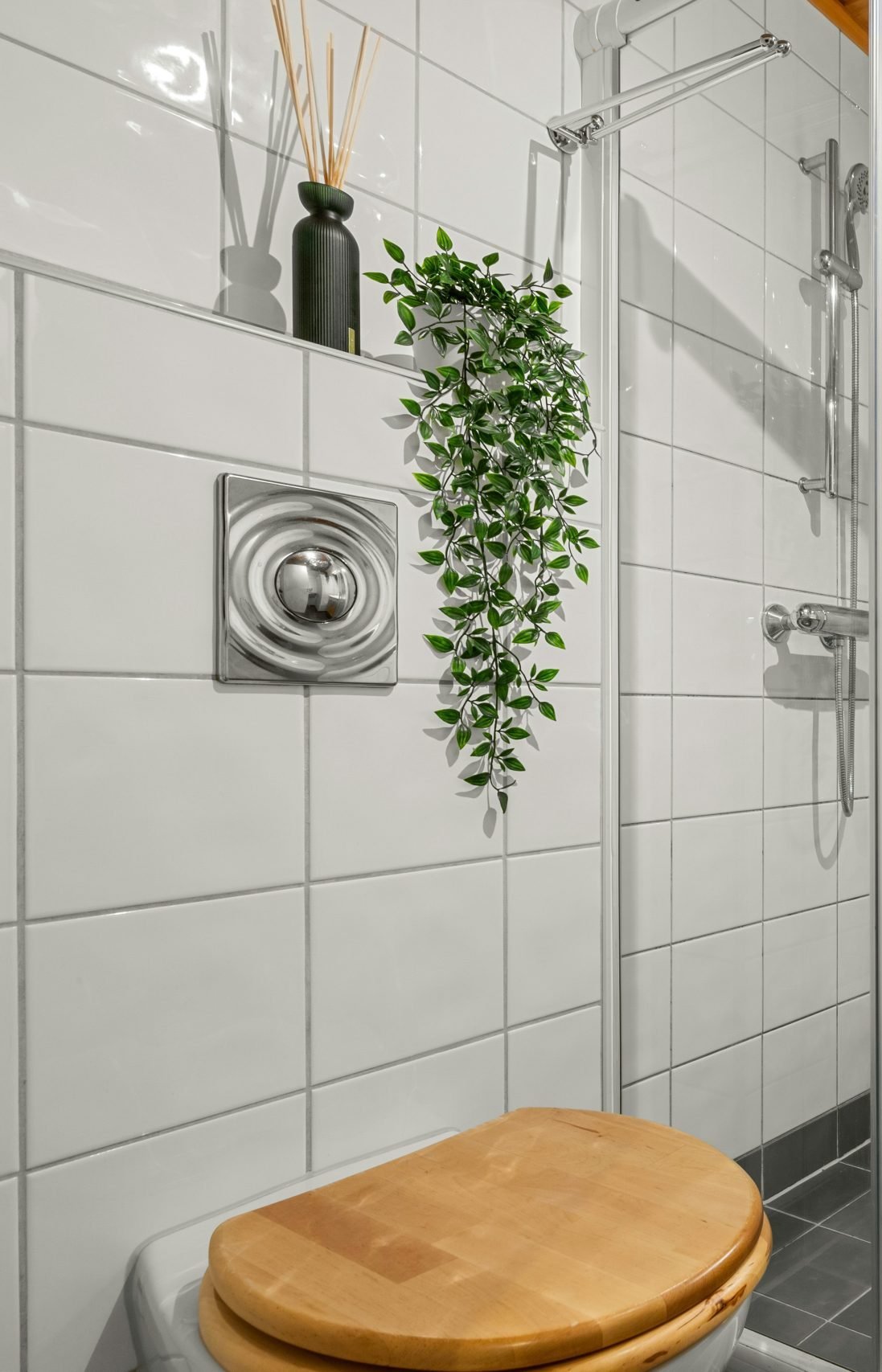 Toilet seats and covers by G Systems Co.
