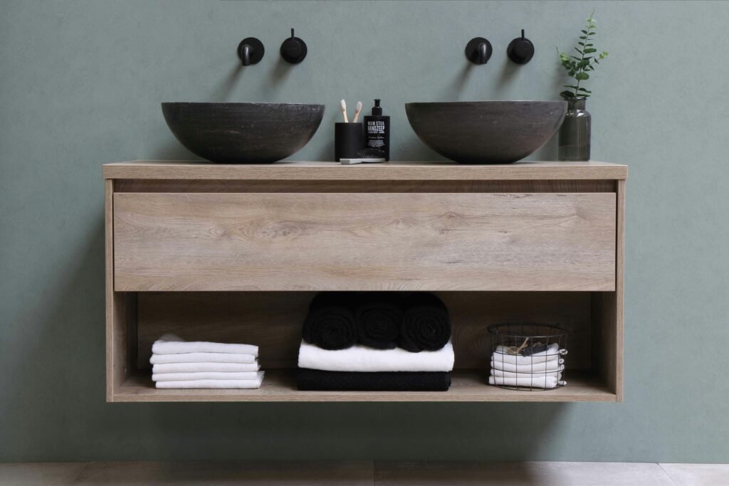 Mezcla de texturas en baños. madera y piedra